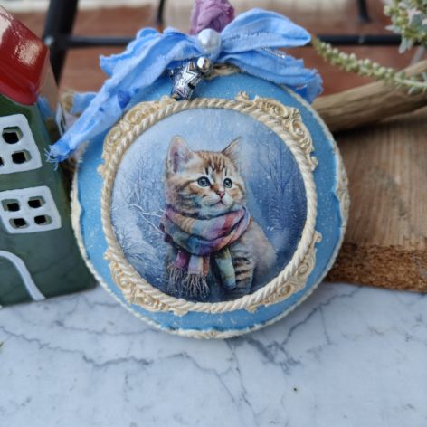Bombka świąteczna z kotem – ozdoba choinkowa
