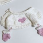 Biały sweter, czapka i rękawiczki dla lalki - rękawiczki dla lalki