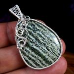 Srebrny wisior z serpentynitem zieleń - wisior na dłoni srebro