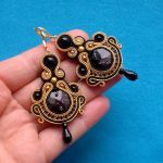 Kolczyki sutasz w kolorze Czarno-złotym - 