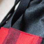 Czarno-czerwona torba z kominem do wózka w kratę - 