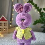 Zajączek pluszowy, Króliczek w bluzie, Przytulanka dla dziecka - Króliczek jest wykonany z miękkiej i przytulnej włóczki pluszowej, która posiada Certyfikat Oeko-Tex. • Maskotka wykonana w 100% ręcznie, na szydełku z mojego własnego wzoru.