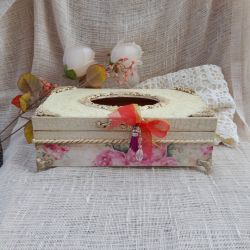 Elegancki, ręcznie zdobiony chustecznik w stylu shabby chic