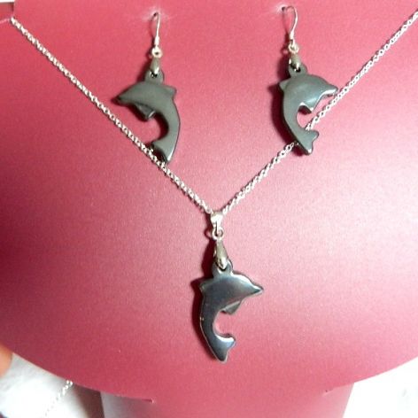 Ochronny hematyt, wisiorek i kolczyki z delfinami