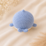 Szydełkowany delfinek – błękitna maskotka handmade - Delfinek z tyłu