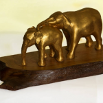 Duża statuetka dwóch złotych słoni - Piękna podstawa z drewna śliwy