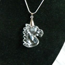 Oczyszczający bezbarwny kryształ górski - wisiorek z koniem