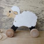 Drewniany baranek / owieczka, biała - beżowa głowa i czarne nogi