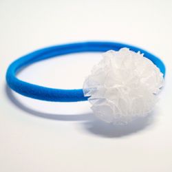 Niebieska opaska elastyczna biały pomponik