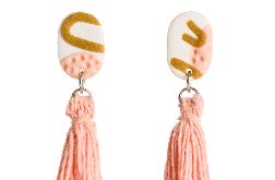 Kolczyki owalne - abstrakcja biało, różowo, musztardowa z wiszącym różowym chwostem