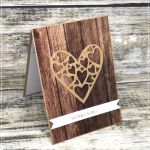Kartka ślubna z motywem drewna-z sercem - 
