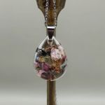 Wisiorek z żywicy z naturalnymi suszonymi kwiatami - Kwiatowa Kropla - 4