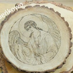 Anioł na dębowym drewnie