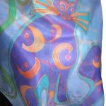 Kotki i motki na liliowoniebieskim tle - Jedwabna ręcznie malowana chusta