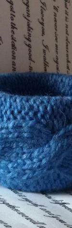Szeroka niebieska bransoletka z włóczki