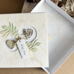 040,kartka na ślub z brzozowymi serduszkami w pudełku z torebką