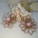 Kolczyki "kwiaty"z miedzi z różowym opalem - Oryginalne kolczyki z różowym opalem