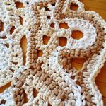 Dywan Freeform w kolorach ziemi - dywan szydełkowy