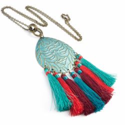 Długi naszyjnik , łańcuszek z wisiorem boho, patyna, kolorowe chwosty