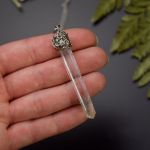 Wisiorek talizman kryształ górski sopel szpic - Wykonany techniką wire wrapping ze stali chirurgicznej