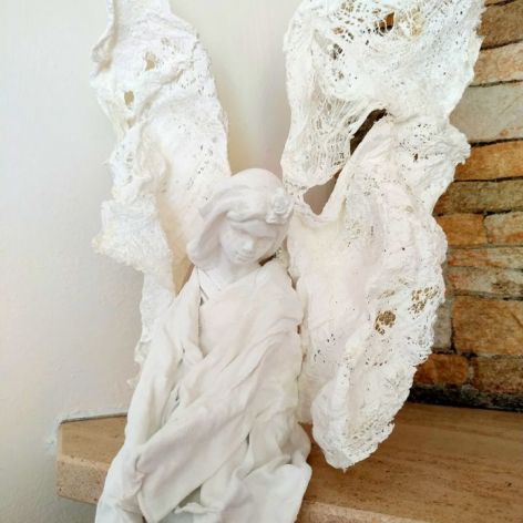 Anioł łagodności - siedząca figurka