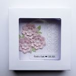 Delikatna kartka ślubna z kwiatami handmade - Ręcznie robiona kartka ślubna z kwiatami