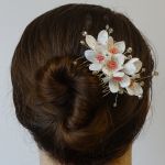 Kremowo-koralowa ozdoba do włosów w kwiaty - Ozdoba we włosach