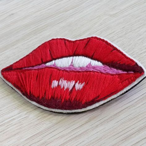 Broszka haft sweet lips