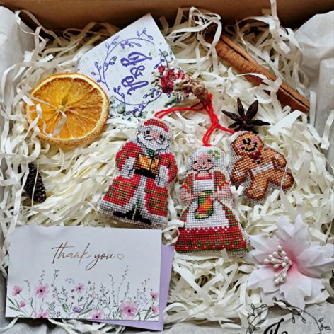 Zestaw świątecznych haftowanych zawieszek na choinkę -Mikołaj, Pani Mikołajowa, Pierniczek.