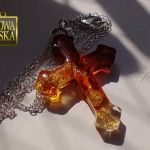 Bursztynowy Szlak. Wisiorek z żywicy. - 