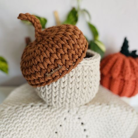 Koszyk ze sznurka w kształcie żołędzia 