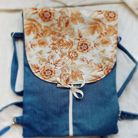Niebieski pleciony plecak z klapą kwiaty