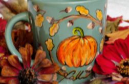Ręcznie malowany kubek z dynią i liśćmi