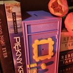 Skarbonka Book Nook Drzwi Friends Przyjaciele Gadżet dla Fana Dekoracja 3D - Posiada od góry otwór do wrzucenia monet i banknotów