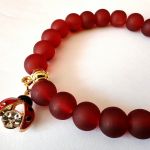 Bransoletka z biedronką - Bransoletka koralikowa z zawieszką biedronka