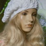 Beret z warkoczem w kolorze białym  - beret z warkoczem