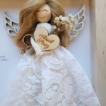 Aniołek z personalizacją w drewnianej ramce koronkowa sukienka - c