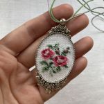 Wisiorek haftowany róże vintage - Wielkość