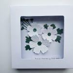 Skromna kartka na ślub z gotowymi życzeniami - Kartka ślubna z białymi kwiatami