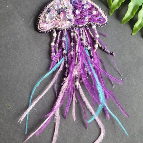"Fioletowa Meduza" broszka koralikowa z piórami i cekinami