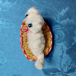 Biały kotek na korkowym podeście - 