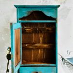 Szafka na klucze, ręcznie malowana, z ceramiką, z duszą i historią - 