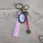 Brelok Live Your Dream z różową koronką i charmsami - 3