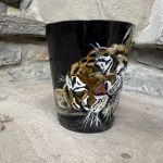 Czarny, porcelanowy kubek ręcznie malowany Śpiący Tygrys  - 