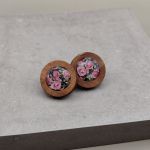 Kolczyki wkrętki Różany Ogród – drewno z motywem kwiatowym - 3