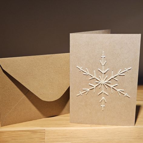 Kartka świąteczna - haftowana - śnieżynka ecru