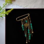 Broszka-agrafka z zielonym agatem, Elegancka broszka na prezent - Broszka została ręcznie wykonana z ozdobnych łańcuszków, agrafki i zawieszek z hipoalergicznej stali chirurgicznej oraz nierdzewnej z odporną na ścieranie powłoką w kolorze złota, połączone z naturalnym kamieniem zielonego agatu. Zielony agat symbolicznie