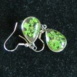 Zielone kwiaty zatopione w szkle, delikatne kolczyki - 