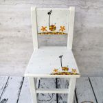 białe krzesełko z oparciem żyrafa - krzesełko do pokoju dziecka ręcznie malowane