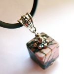 Rodonit naturalny, kamień równowagi - wisiorek dla minimalistki - 